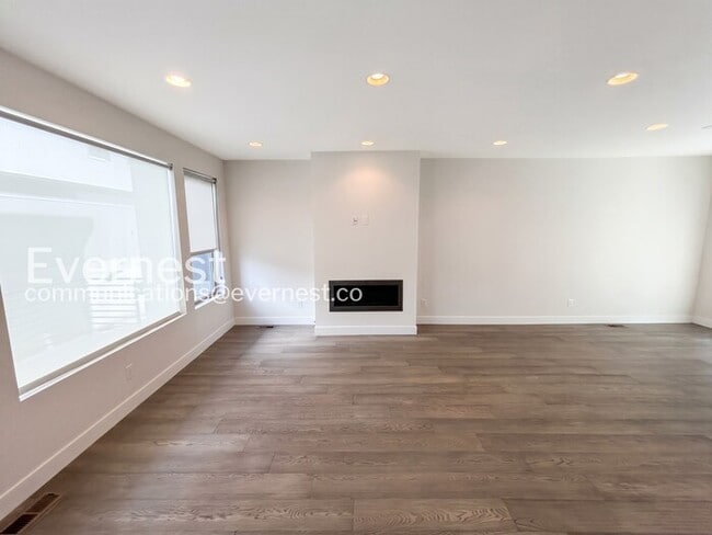 Building Photo - 3 Bed, 3 Bath Home with Garage / Available Soon!