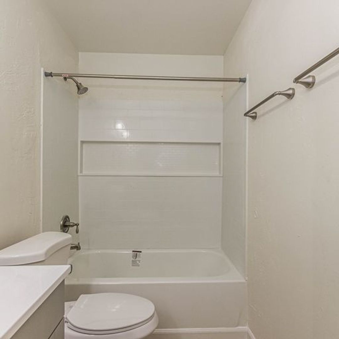 Building Photo - 610 E Waverly St