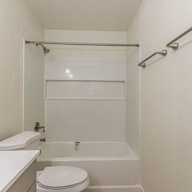 Building Photo - 610 E Waverly St