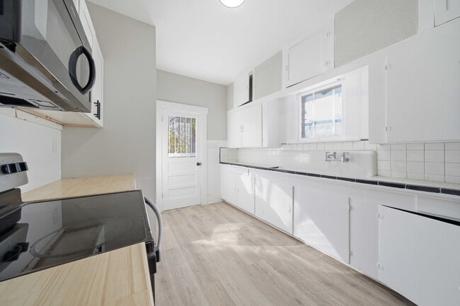 Building Photo - 122 Biering St