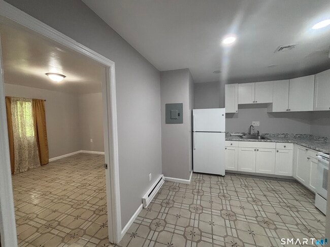 Building Photo - 409 Oak Ave