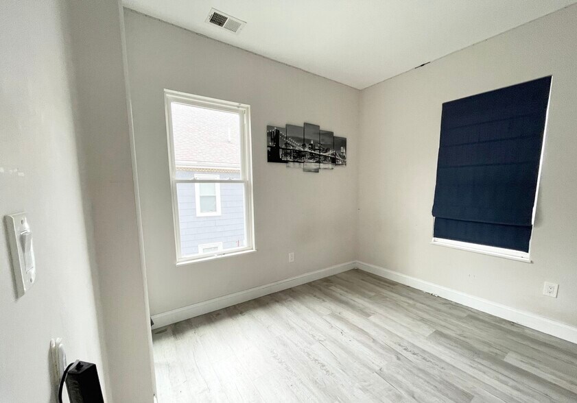 Building Photo - 117 Hillside St