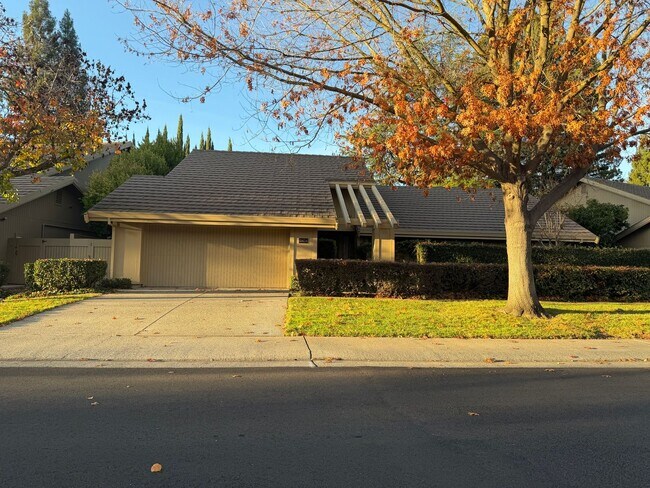 Primary Photo - Gorgeous 3-Bedroom House in Gold River with pool