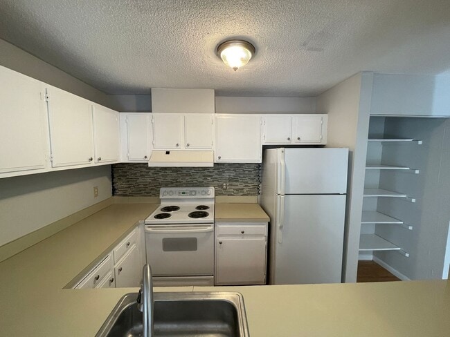 Building Photo - Hamden 2 Bed Condo w/ Dishwasher and Off-S...