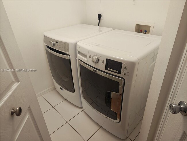 Building Photo - 2409 Centergate Dr