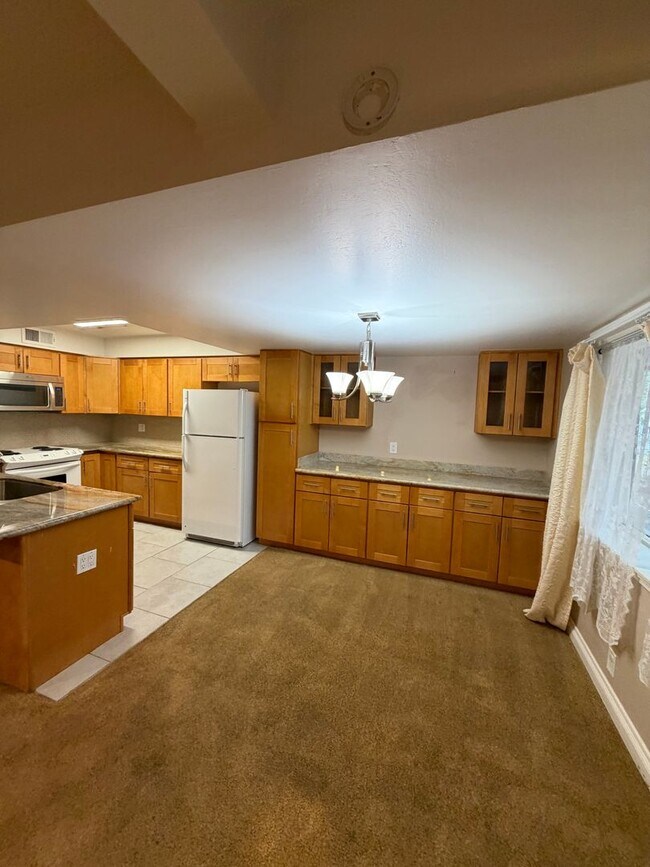 Building Photo - UNFURNISHED Upgraded Condo in Central location - Quiet Condominium Complex