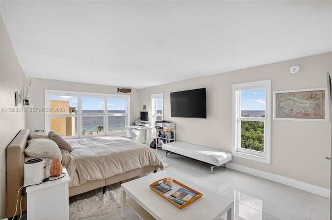 Building Photo - 3000 E Sunrise Blvd