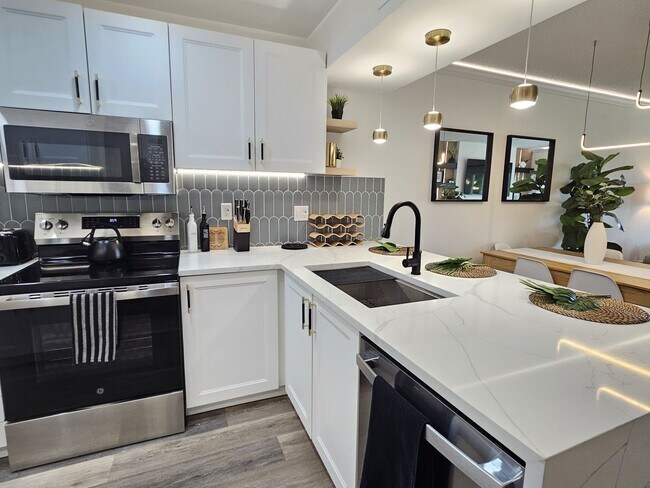 Building Photo - Gorgeous Seasonal Short-Term 2 Bedroom 2 Bathroom 2nd Floor Condo with Golf Transfer at Farmingto...