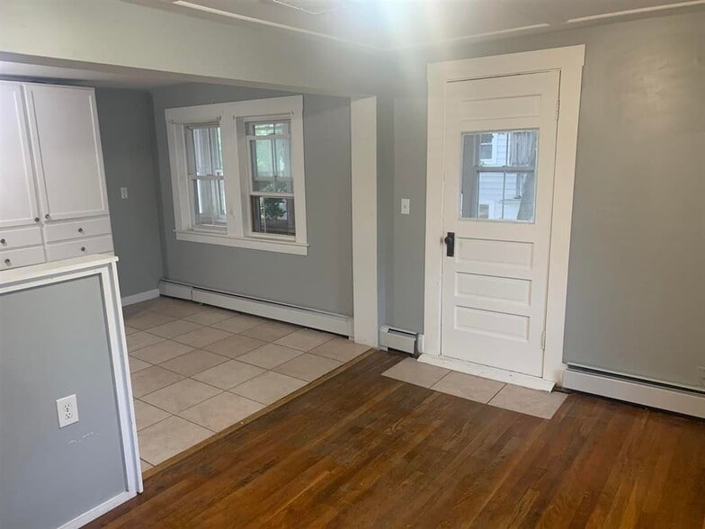 Building Photo - 12 Broad