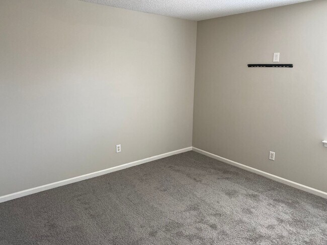 Building Photo - You can't miss this DEAL!