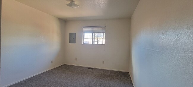 Building Photo - 2 Bedroom 1 Bath duplex