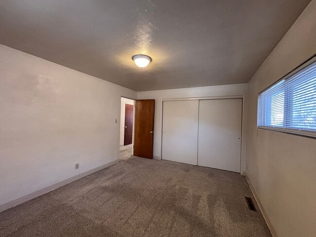 Building Photo - 4 bed, 2 Bath near Old Colorado City - MileStone Real Estate Services