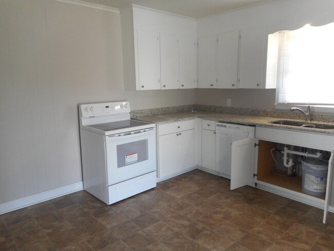 Building Photo - 500 McConnell St