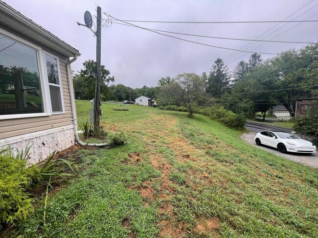 Building Photo - 713 Bair Rd