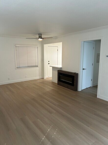 living room w/ fireplace - 596 N 2nd St