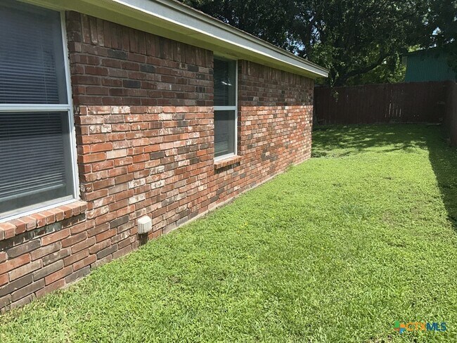 Building Photo - 1405 Cinch Dr