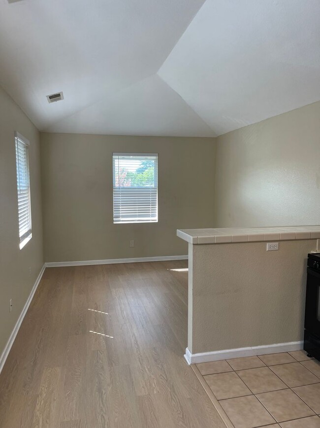 Building Photo - Adorable 1 bedroom 1 bath, full kitlchen, ...