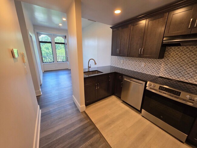 Building Photo - Newly Renovated 2 Bedroom Apartment - Poug...