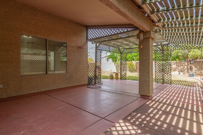 Building Photo - New Listing in Surprise
