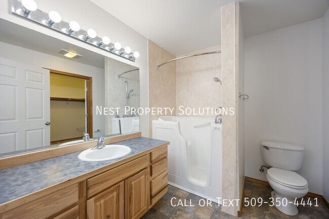 Building Photo - 807 Westshore Dr NE