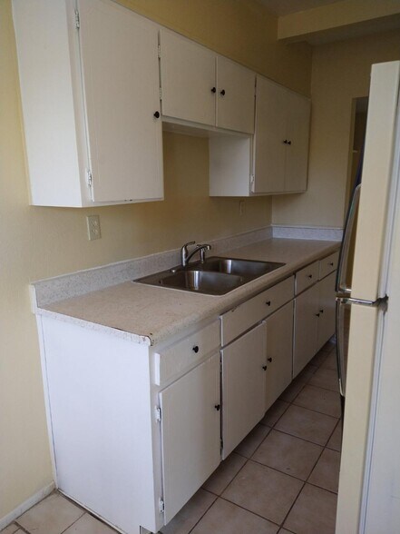 Building Photo - 1515 W Desert Cove Ave