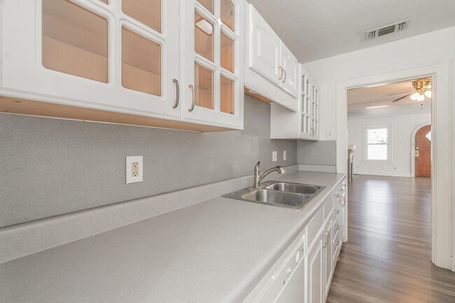 Building Photo - 2 bedroom 1 bath duplex in Arlington Heights