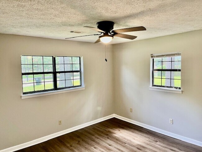 Building Photo - Idlewood Court #8