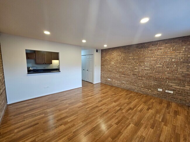 Building Photo - 2250 N Lincoln Ave
