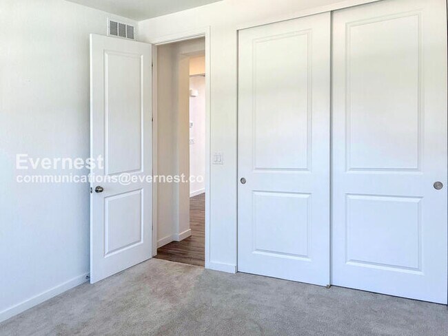 Building Photo - 740 Columbia St