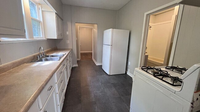 Building Photo - Updated Vintage Vibes Just Minutes from Do...