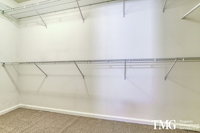 Building Photo - Lovely 3 Bed 2.5 Bath Home in Minnehaha Neighborhood!