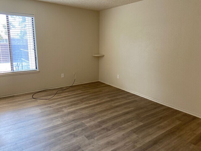 Building Photo - Spacious Condo - Fantastic Location