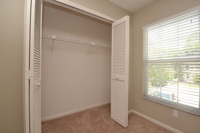 Building Photo - Beautiful 2/2.5 Winter Springs Townhome ~ Newer Paint & Flooring ~ End Unit with Pond View!