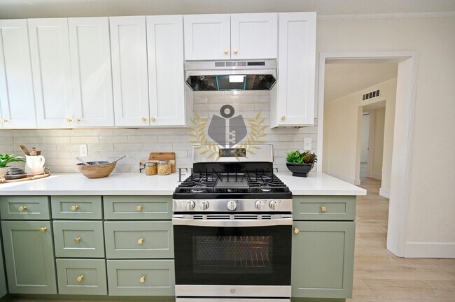 Building Photo - 1584 N Carruth Ave