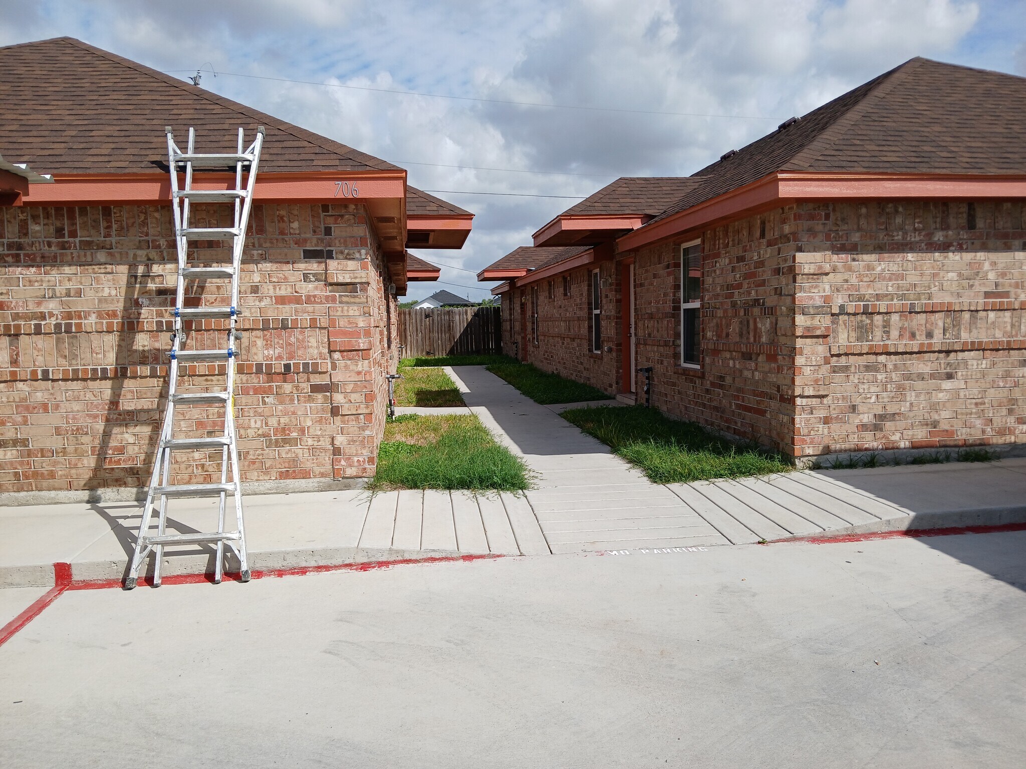 Building Photo - 706 Thompson Rd