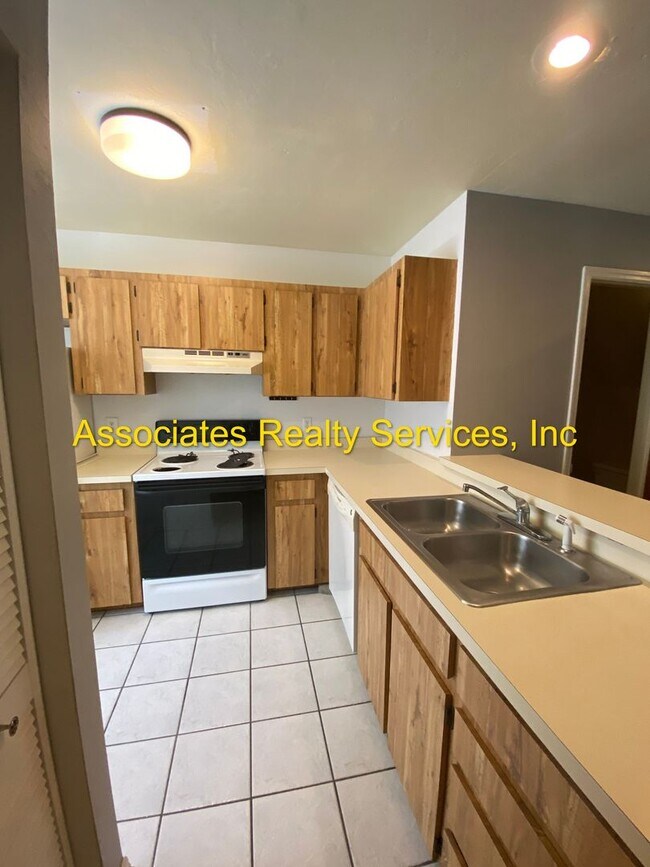 Building Photo - 2 bed/1.5 baths in Shell Rock Villas- 2 We...