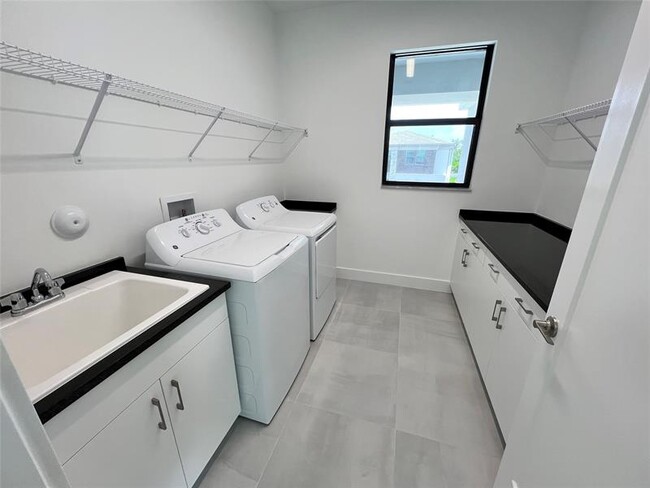 Building Photo - 8299 Essex Country Clb Dr