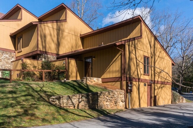 Building Photo - Charming Townhouse in Arden with Swimming ...