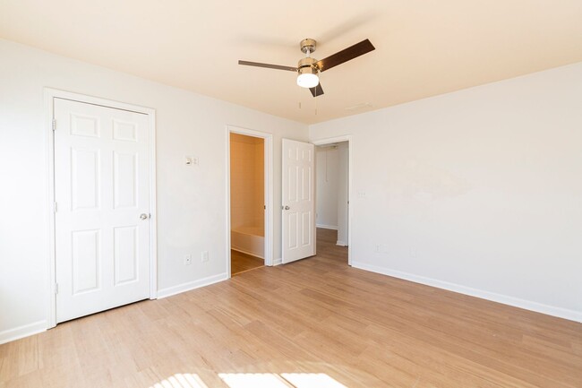 Building Photo - Charming 3bd Townhome