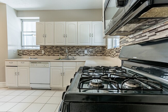 Building Photo - 3-Bed, 1-Bath Home with High Ceilings and Spacious Rooms