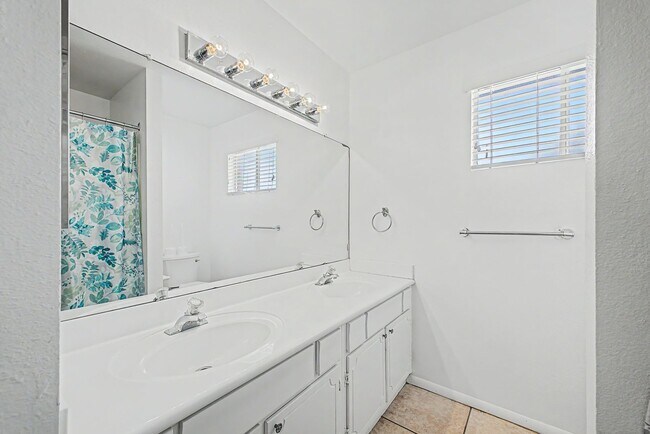 Building Photo - Great Tempe Home with Diving Pool
