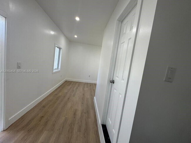 Building Photo - 670 NE 166th St