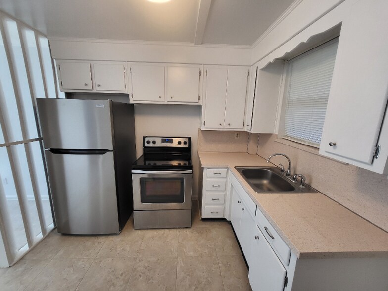 Building Photo - 3365 Drew St