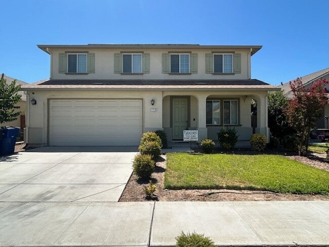 Primary Photo - 4 bedroom 3 bathroom in Hanford!