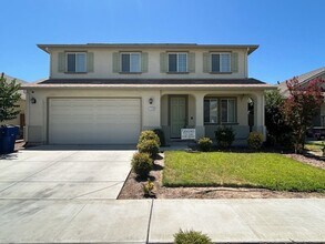 Building Photo - 4 bedroom 3 bathroom in Hanford!