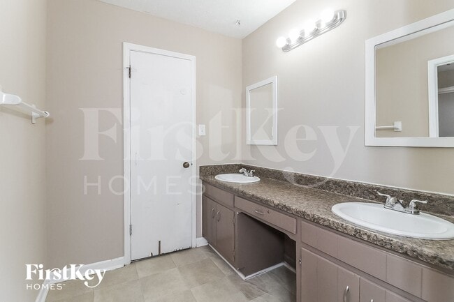 Building Photo - 2835 Twin Springs Dr