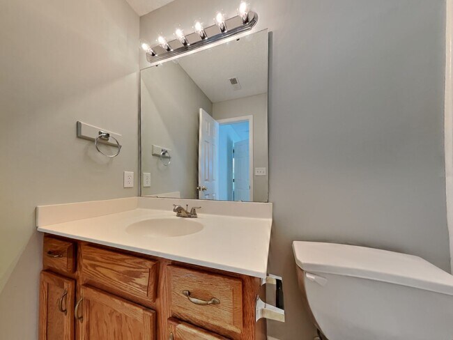 Building Photo - Charming 4-Bed Home in Kansas City with Garage Parking