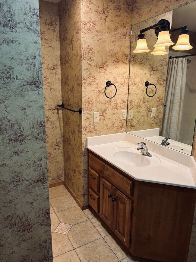 Building Photo - Gorgeous Home Located on Rivercut Golf Cou...