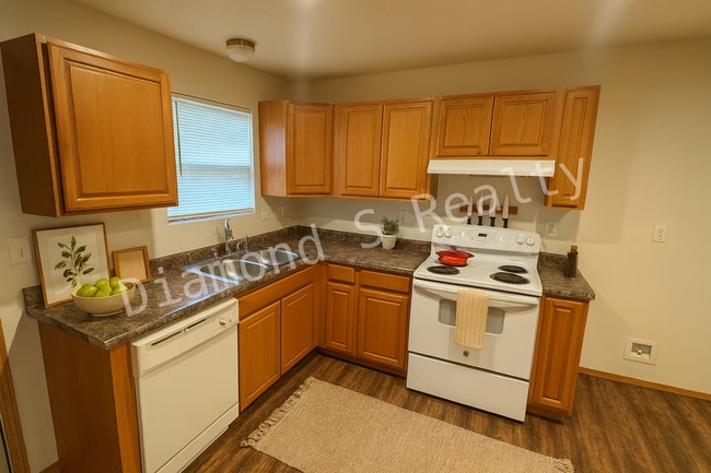 Building Photo - Cute and Clean 3 Bedroom Home Available!