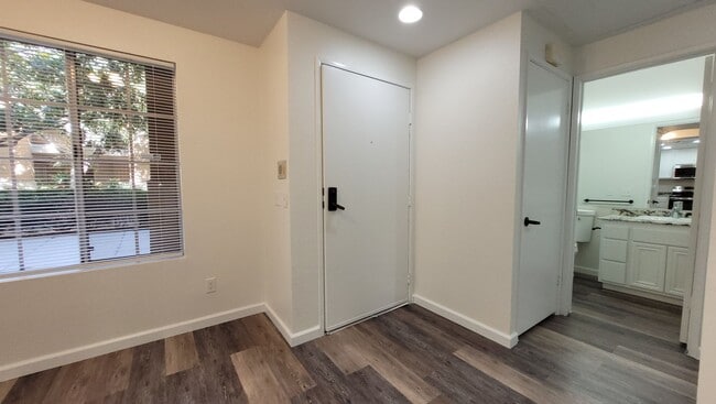 Building Photo - River Colony townhome - centrally located
